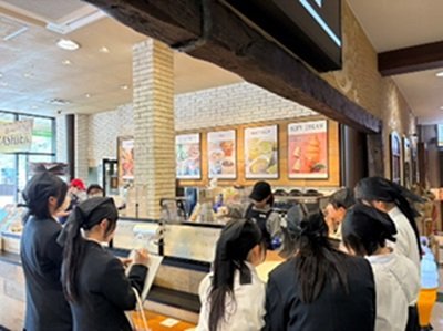 店舗見学の様子