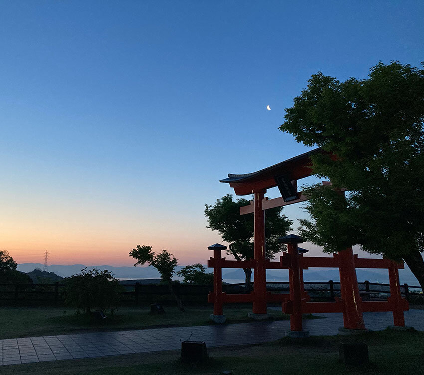 月が見守る夜明け
