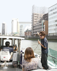 気さくで明るい乗組員がコースの見どころを説明してくれる。